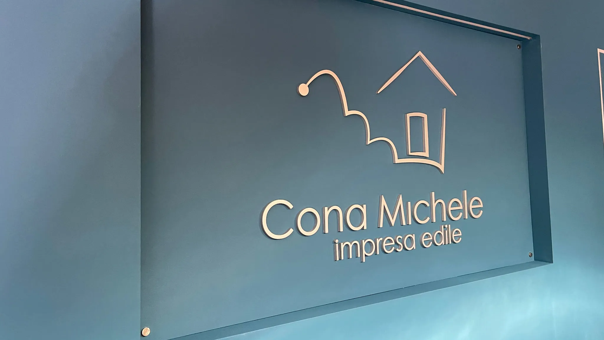 Foto di insegna intagliata per Cona Michele impresa edile